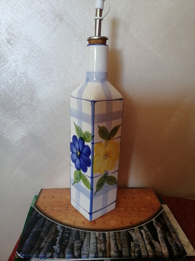 Oliera in ceramica bianca con fiori.