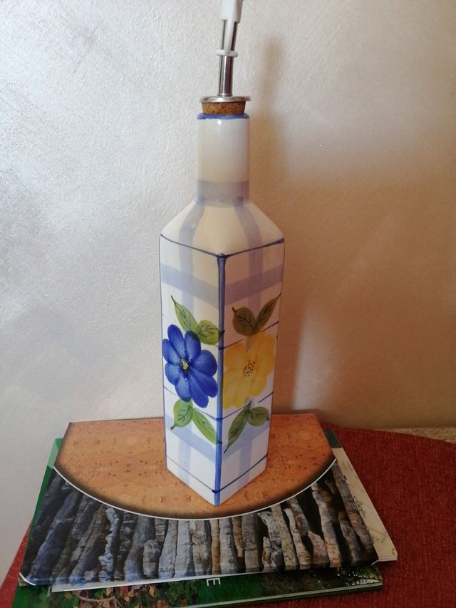 Oliera in ceramica bianca con fiori.