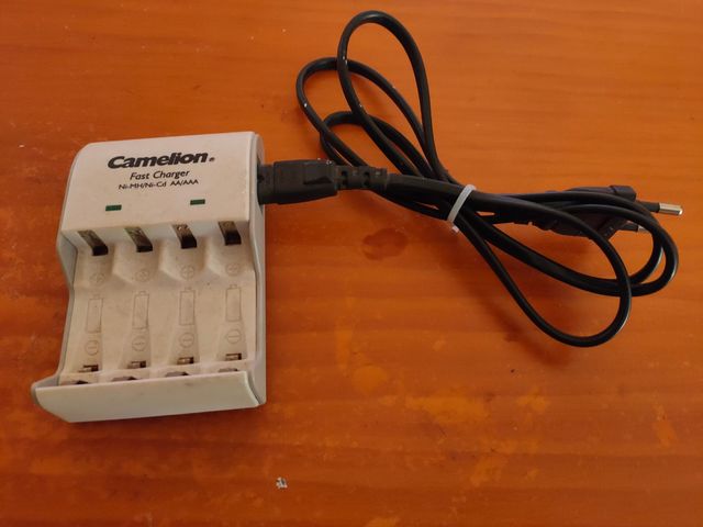 Cargador 4 pilas AA o AAA.