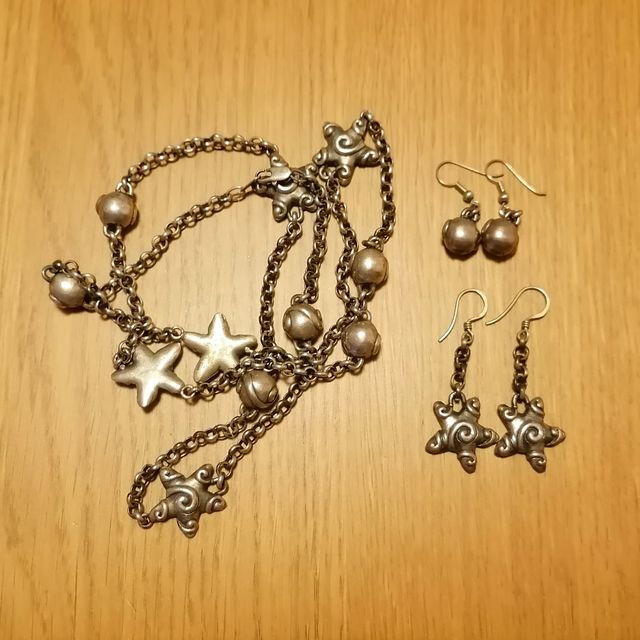 Conjunto de collar largo y dos pares de pendientes