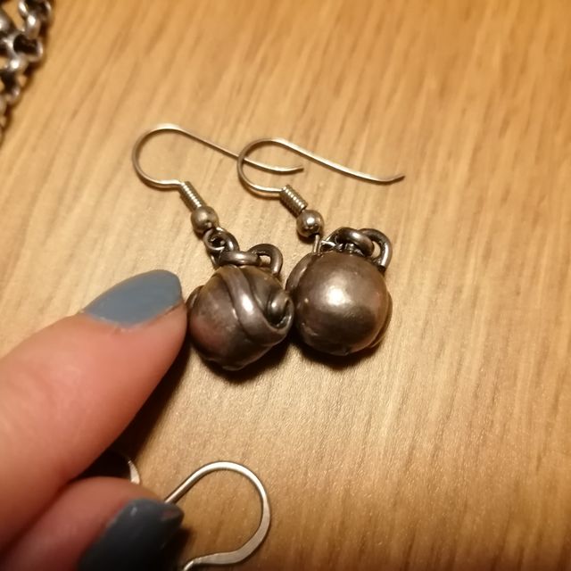 Conjunto de collar largo y dos pares de pendientes