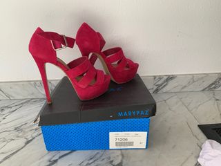 Tacones buganvilla de segunda mano por 10 EUR en Don Benito en WALLAPOP