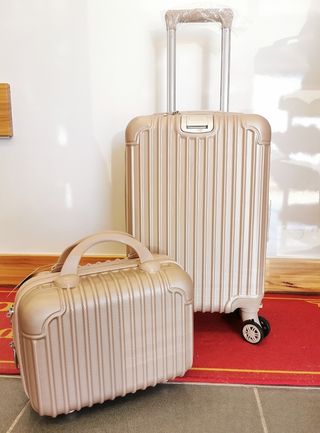 Set de maleta de viaje de mano y neceser a juego de segunda mano por 42 EUR  en Málaga en WALLAPOP