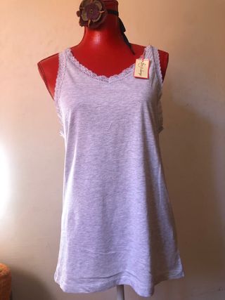 Camiseta nueva tirantes Primark de segunda mano por 2 EUR en Madrid en  WALLAPOP
