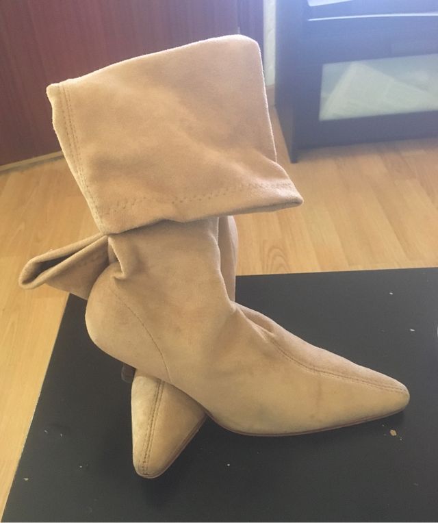 Botas color beige talla 36. 