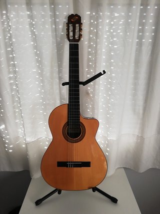 Guitarra Clásica Admira Sombra EC de segunda mano por 220 EUR en Betanzos  en WALLAPOP