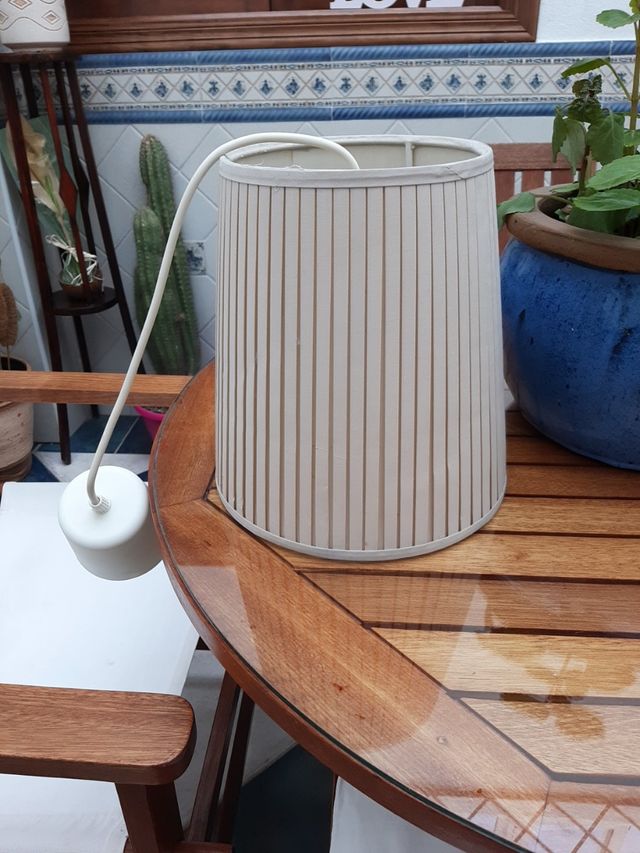 Lampara tela Ikea color beige.