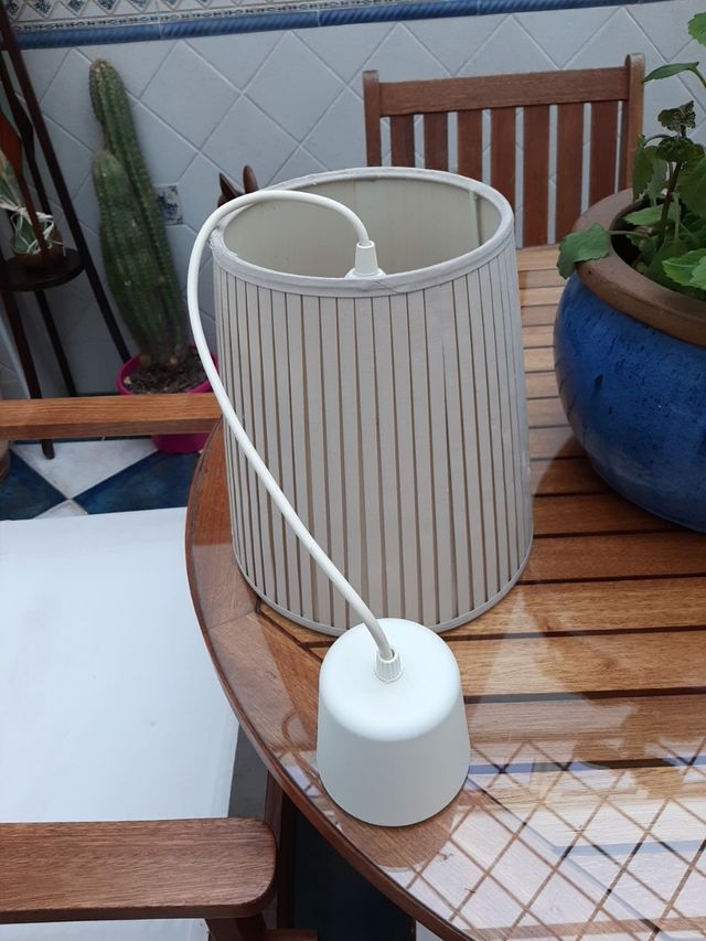Lampara tela Ikea color beige.