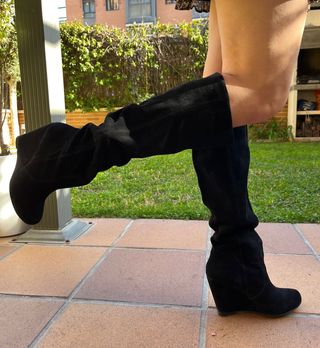 Botas altas negras talla 37 con cuña de segunda mano por 13 EUR en Madrid  en WALLAPOP