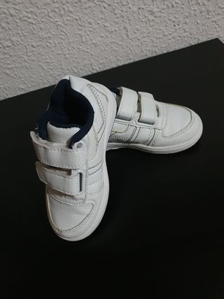 Zapatillas bebé Unit Shoes talla 23 de segunda mano por 6 EUR en Aranjuez  en WALLAPOP
