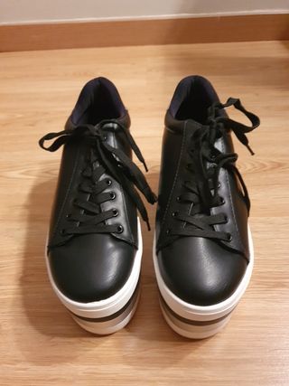 Zapatillas negras y plateadas. de segunda mano por 15 EUR en Terrassa en  WALLAPOP