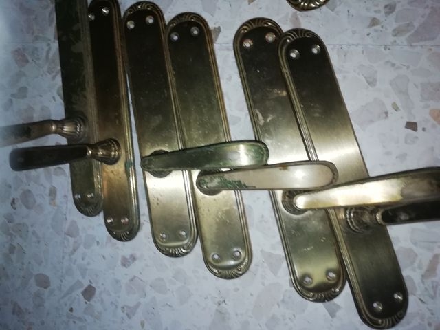 Disponible 8 Jgos de manillas para puertas