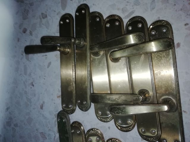 Disponible 8 Jgos de manillas para puertas