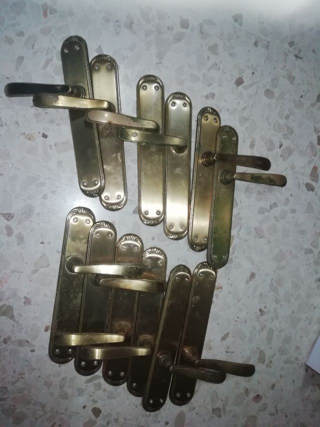 Disponible 8 Jgos de manillas para puertas