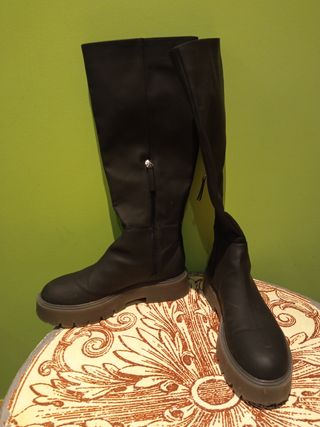 Bota engomada de Bershka de segunda mano por 10 EUR en O Porriño en WALLAPOP