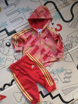 Chandal Adidas bebe de segunda mano en Barcelona en WALLAPOP