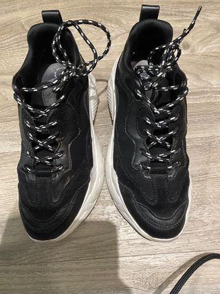 Zapatillas pull and bear negras de segunda mano por 10 EUR en Mérida en  WALLAPOP