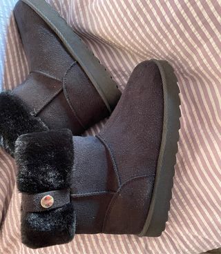 Botas con pelo del Primark de segunda mano por 5 EUR en El Masnou en  WALLAPOP