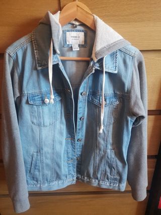 Chaqueta Vaquera con mangas sudadera de segunda mano por 10 EUR en Madrid  en WALLAPOP