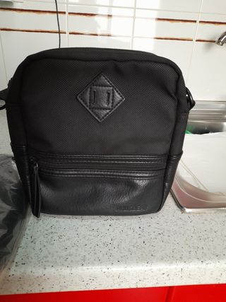 Bandolera Pull and Bear cuero solo 7€ de segunda mano por 7 EUR en Almería  en WALLAPOP