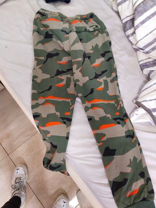 PANTALONES NIKE MILITAR de segunda mano por 10 EUR en Almería en WALLAPOP