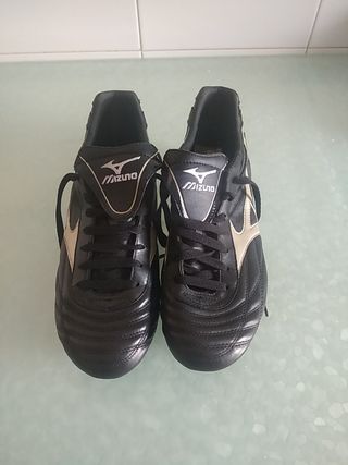 Vendo botas de fútbol MIZUNO.multitacos de segunda mano por 20 EUR en  Burgos en WALLAPOP