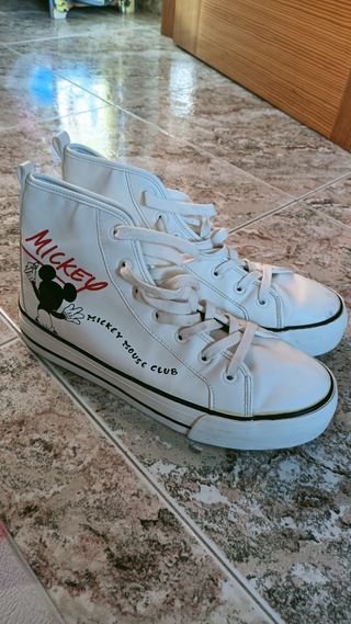 Botas altas Mickey Mouse Lefties de segunda mano por 15 EUR en Vinaros en  WALLAPOP
