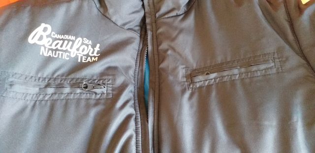 Abrigo tipo plumífero.