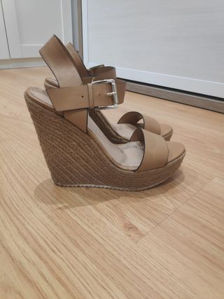 Cuña marrón Stradivarius de segunda mano por 16 EUR en Murcia en WALLAPOP