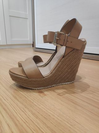 Cuña marrón Stradivarius de segunda mano por 16 EUR en Murcia en WALLAPOP