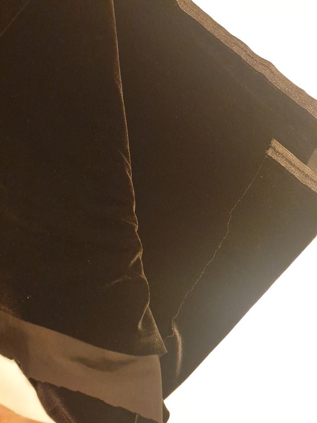 corte de terciopelo marrón elástico