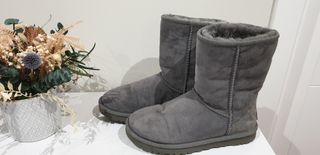 Botas UGG en color Gris de segunda mano por 65 EUR en Madrid en WALLAPOP