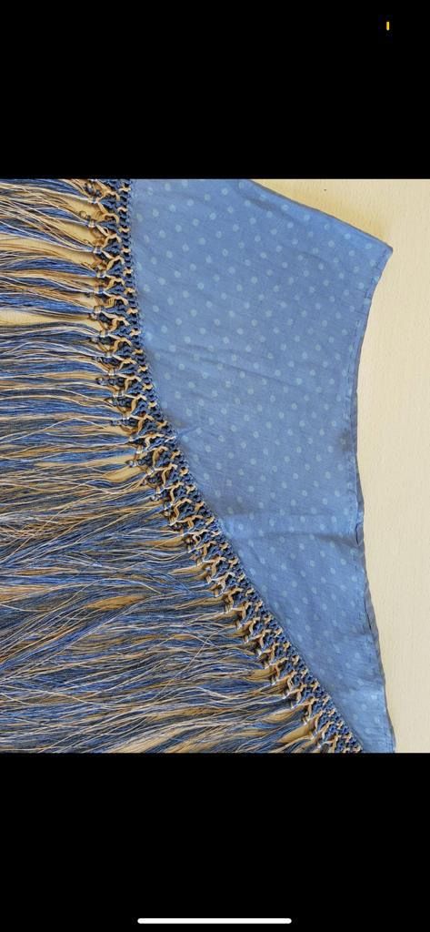 Mantoncillo celeste con los flecos hechos a mano