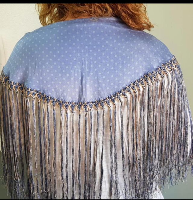 Mantoncillo celeste con los flecos hechos a mano