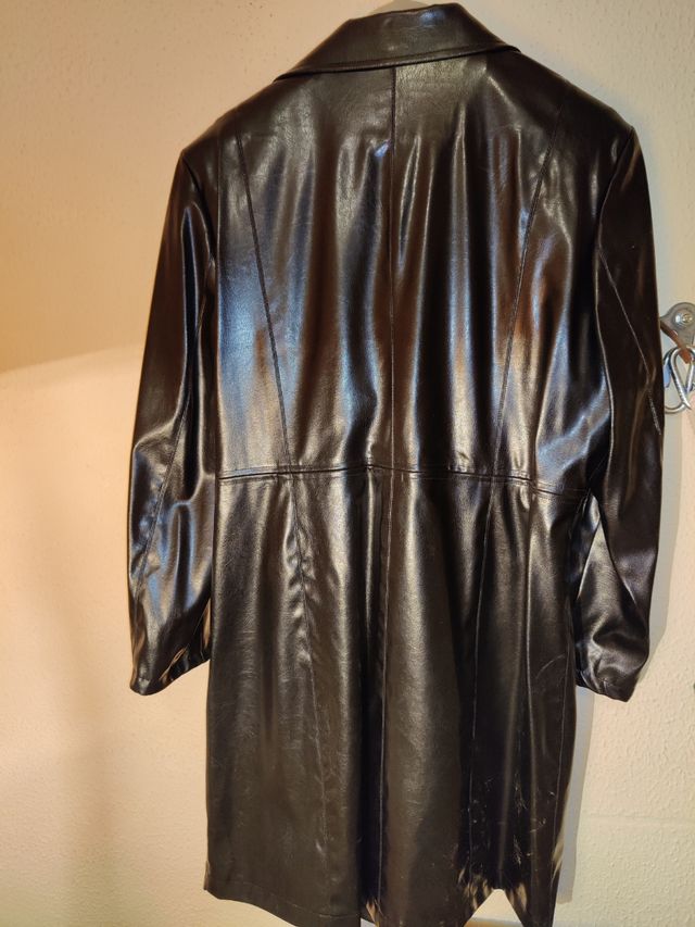 Chaqueta larga mujer polipiel. Kuanxou. Talla S\/M de segunda mano por
