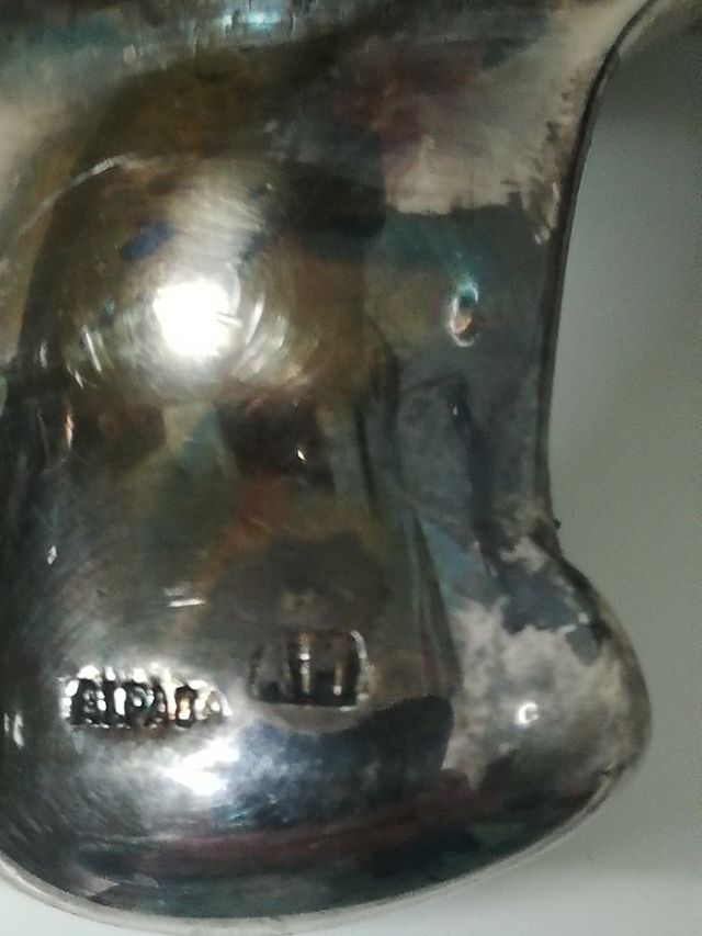 Sopera antigua de alpaca con baña de plata