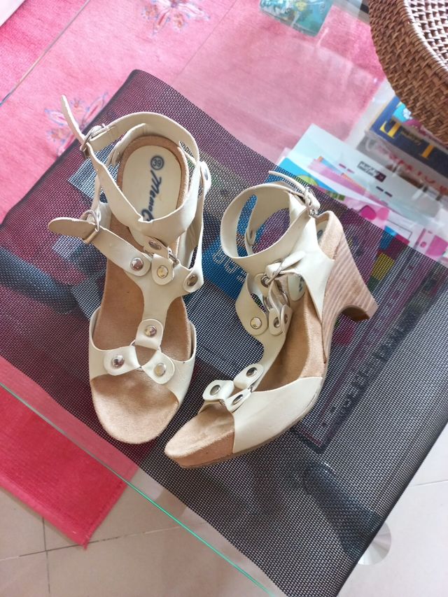 sandalias beige muy comodas