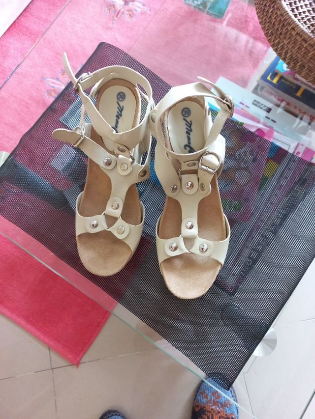 sandalias beige muy comodas