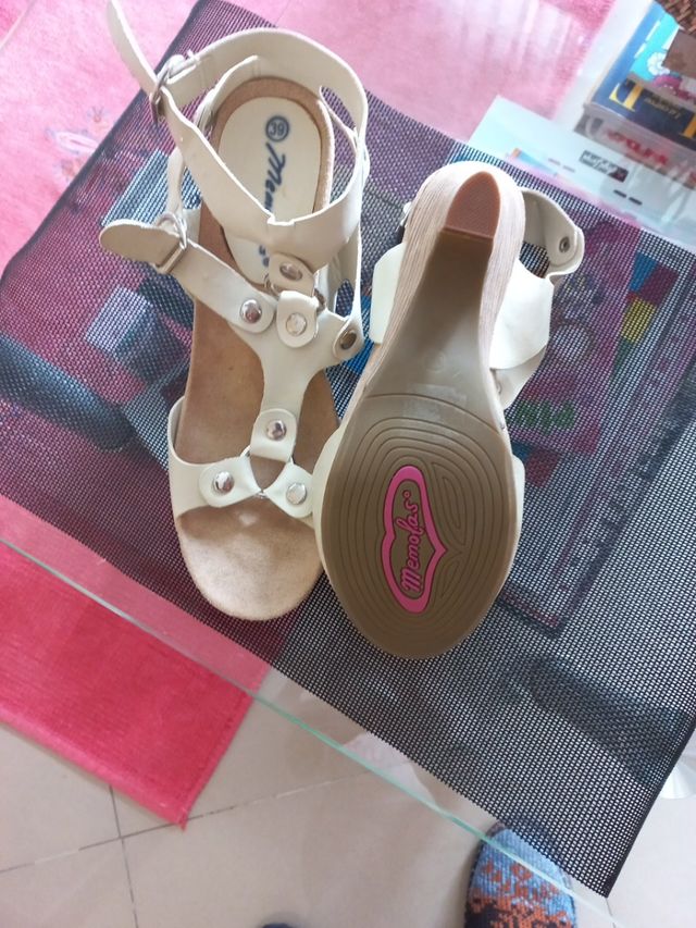 sandalias beige muy comodas
