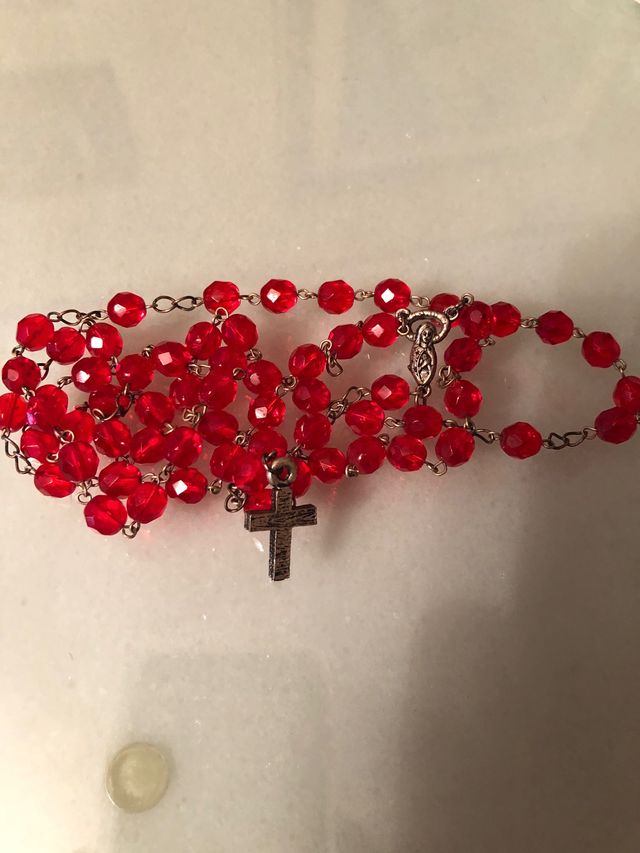 Rosario cristal rojo y metal antiguo.