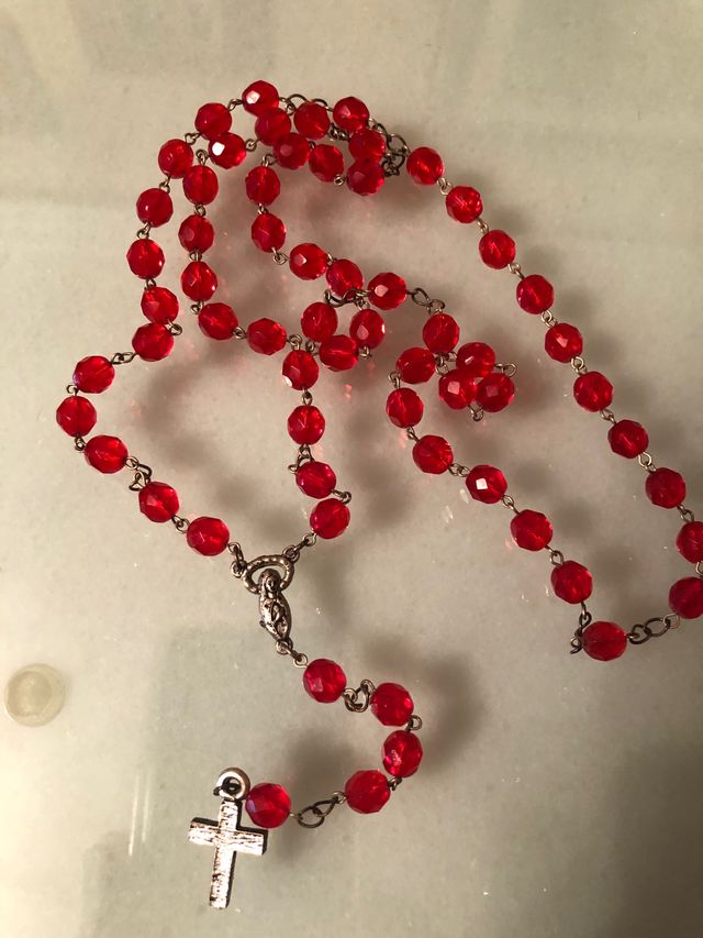 Rosario cristal rojo y metal antiguo.