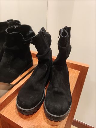 Botas Negras 38 de segunda mano por 15 EUR en Vitoria-Gasteiz en WALLAPOP