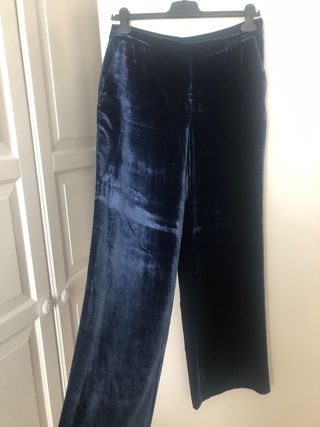 Pantalón terciopelo Massimo Dutti T42 de segunda mano por 45 EUR en Sant  Cugat del Vallès en WALLAPOP