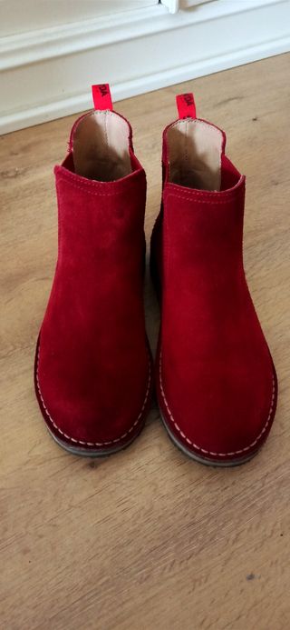Botin plano de piel rojo de segunda mano por 15 EUR en Madrid en WALLAPOP