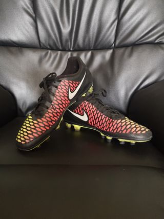Botas Nike fútbol césped artificial de segunda mano por 12 EUR en Las  Chumberas en WALLAPOP