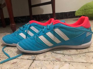 Zapatillas de fútbol sala talla 39 de segunda mano por 30 EUR en Torrijos  en WALLAPOP