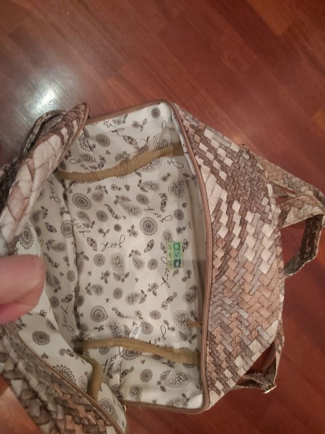 mochila como de cuero en tonos beige