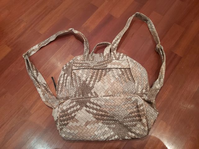 mochila como de cuero en tonos beige