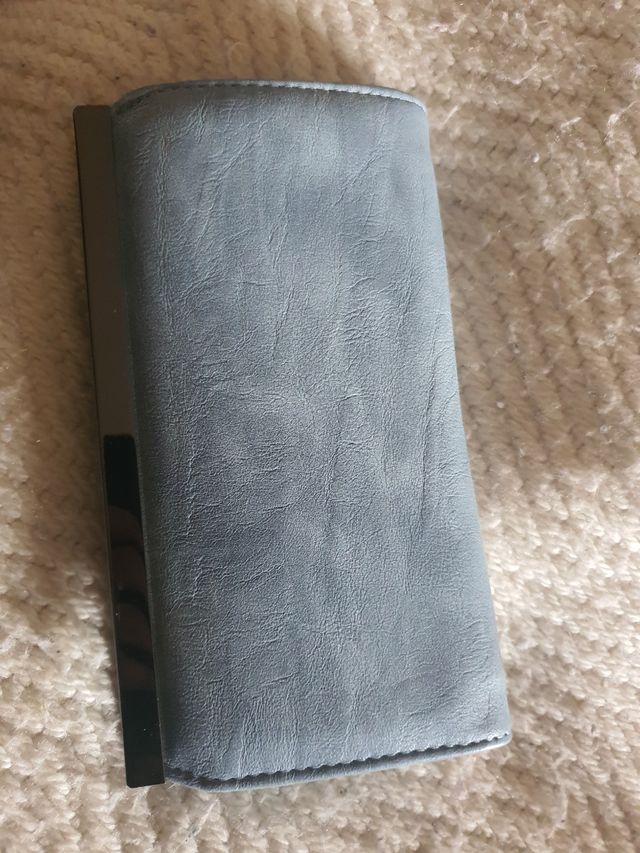 portafogli a scomparti azzurro e acciaio