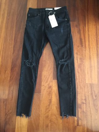PANTALONES TEJANOS NEGROS CON DETALLES ROTOS de segunda mano por 12 EUR en  Torrelles de Llobregat en WALLAPOP